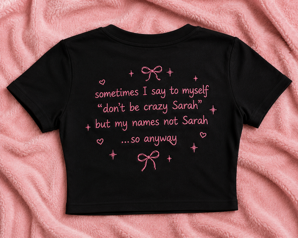 Baby Tee Brodat „Don’t Be Crazy Sarah”