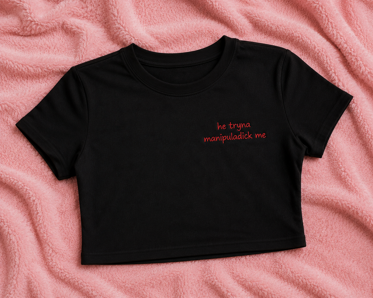 Baby Tee Brodat „Manipuladick Me”